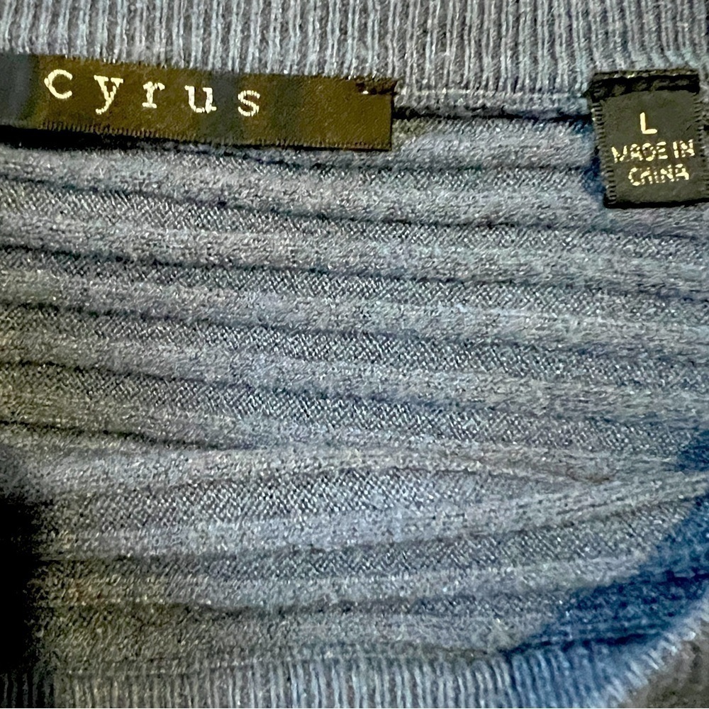 Cyrus gray long sleeved blue sweater w/ dolman sleeves. Sz L. Preowned. - Picture 8 of 9